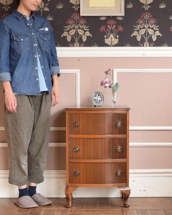 アンティークのチェスト　アンティーク家具　どこでも使えるサイズのアンティーク家具、英国デザインの木目がキレイなスモールチェスト。とっても可愛いチェスト。(z-033-f)