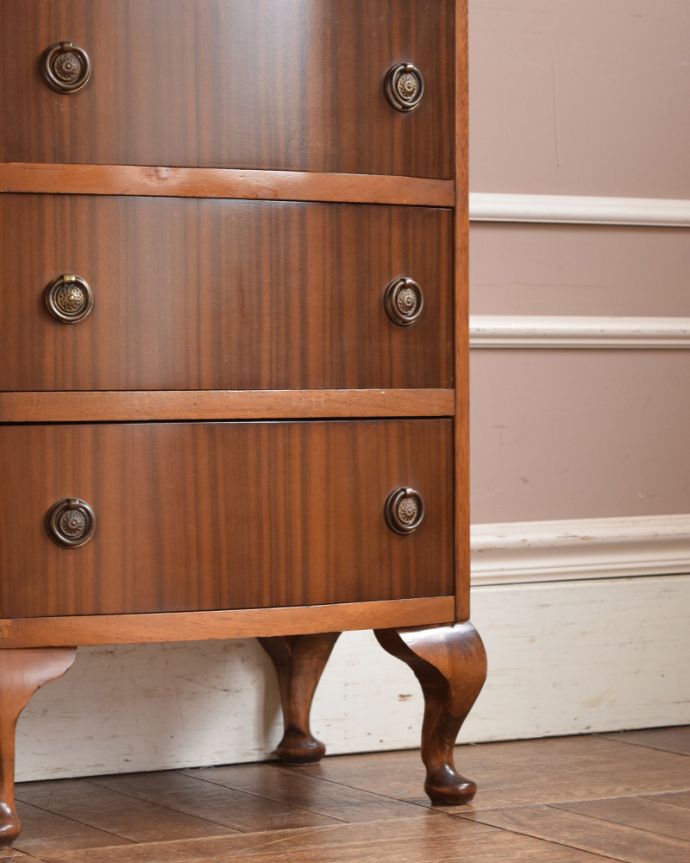 アンティークのチェスト　アンティーク家具　どこでも使えるサイズのアンティーク家具、英国デザインの木目がキレイなスモールチェスト。とても美しいマホガニー材の木目です。(z-033-f)