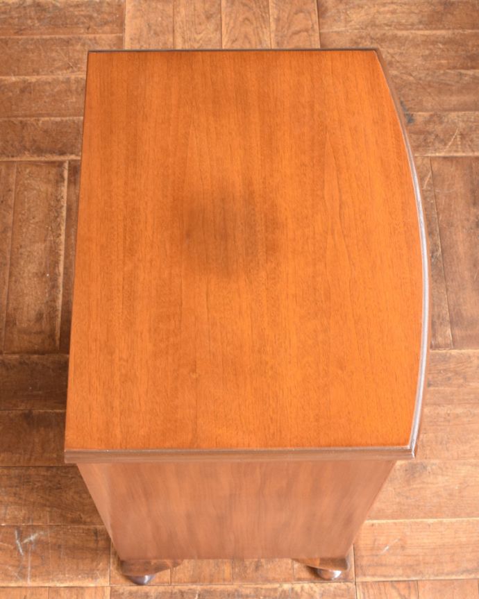 アンティークのチェスト　アンティーク家具　どこでも使えるサイズのアンティーク家具、英国デザインの木目がキレイなスモールチェスト。天板もキレイに仕上がっています。(z-033-f)