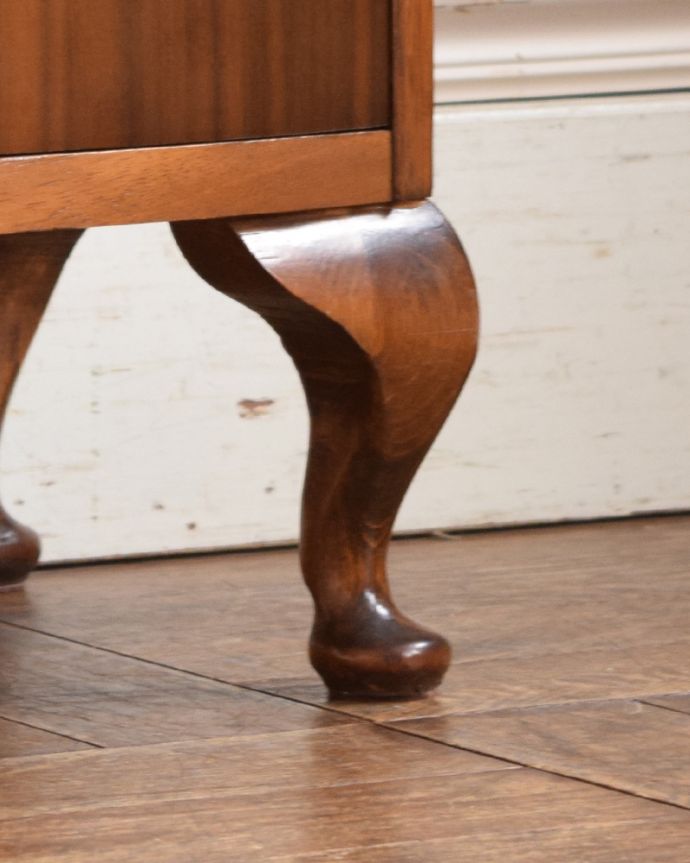 アンティークのチェスト　アンティーク家具　どこでも使えるサイズのアンティーク家具、英国デザインの木目がキレイなスモールチェスト。上品なラインの脚がしっかりとキャビネットを支えます。(z-033-f)