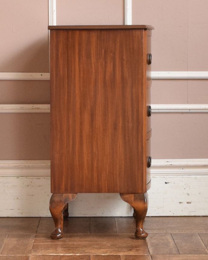 アンティークのチェスト　アンティーク家具　どこでも使えるサイズのアンティーク家具、英国デザインの木目がキレイなスモールチェスト。横から見てもステキです。(z-033-f)