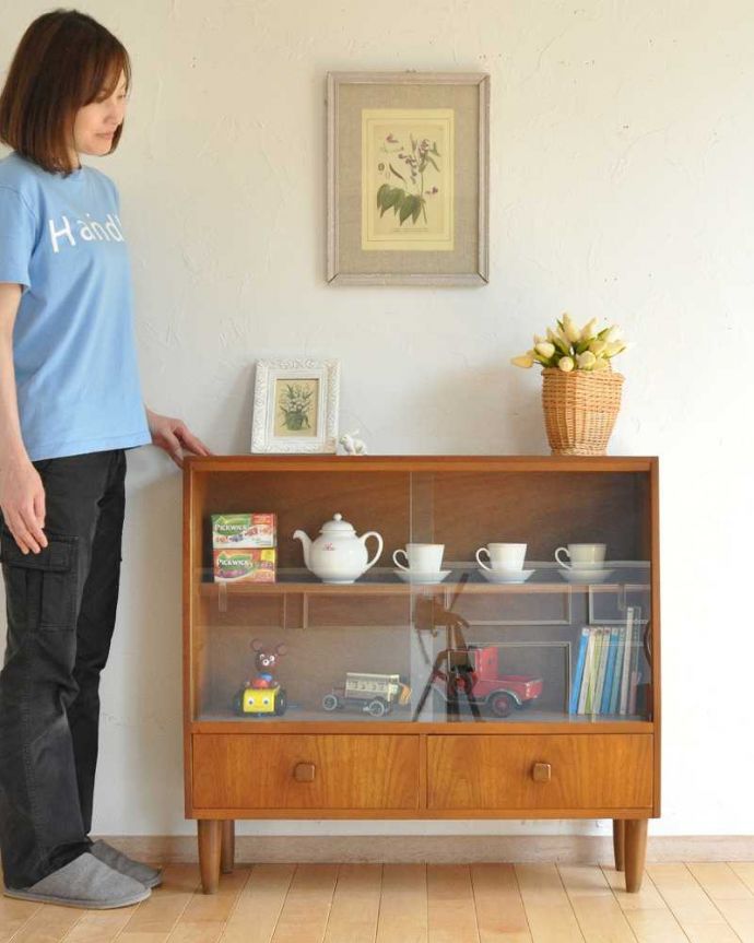 アンティークのキャビネット　アンティーク家具　収納たっぷりのヴィンテージ家具、北欧インテリアにピッタリなガラスキャビネット（ショーケース）。リビングやダイニングのカップボードにも最適です。(z-034-f)