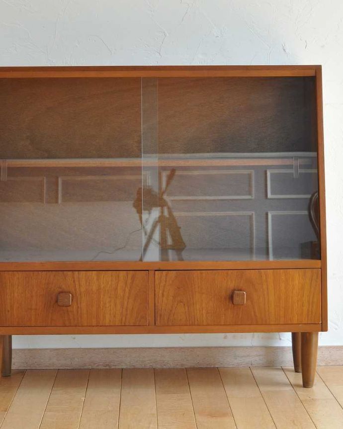 アンティークのキャビネット　アンティーク家具　収納たっぷりのヴィンテージ家具、北欧インテリアにピッタリなガラスキャビネット（ショーケース）。北欧家具のお部屋にピッタリ！男女ともに人気のシンプルでスタイリッシュなインテリアです。(z-034-f)