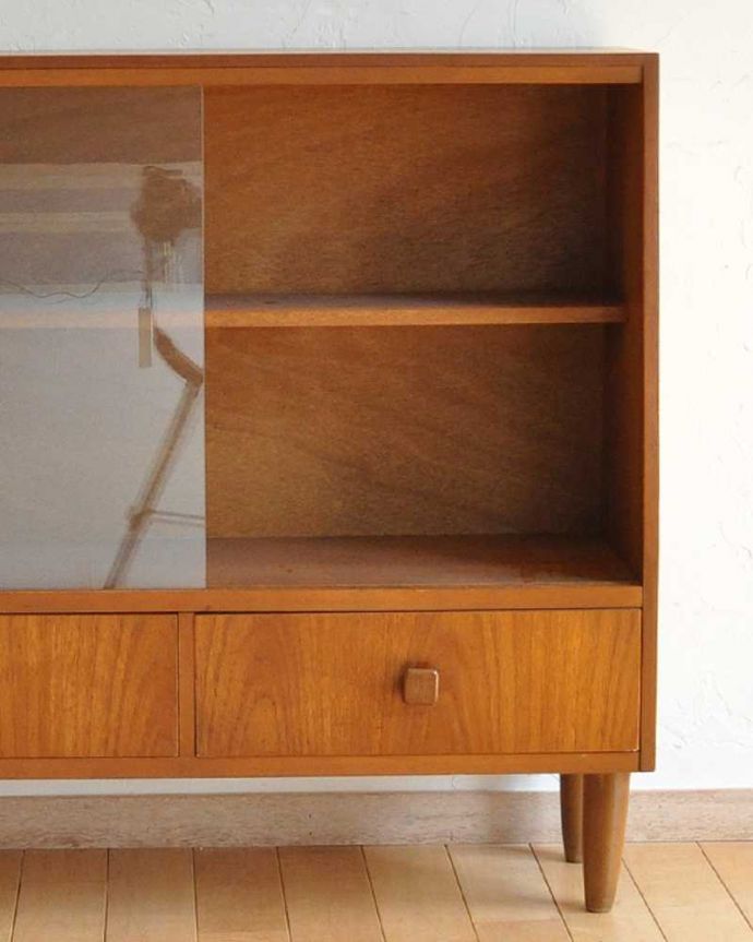 収納たっぷりのヴィンテージ家具、北欧インテリアにピッタリなガラス