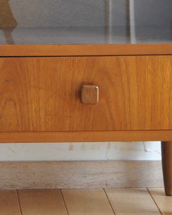 アンティークのキャビネット　アンティーク家具　収納たっぷりのヴィンテージ家具、北欧インテリアにピッタリなガラスキャビネット（ショーケース）。引き出しの取っ手は木製の温かみが感じられる取っ手。(z-034-f)