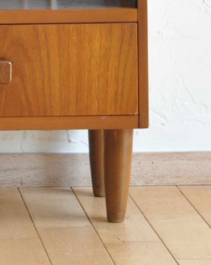 アンティークのキャビネット　アンティーク家具　収納たっぷりのヴィンテージ家具、北欧インテリアにピッタリなガラスキャビネット（ショーケース）。安定感のある脚がしっかり支えます。(z-034-f)