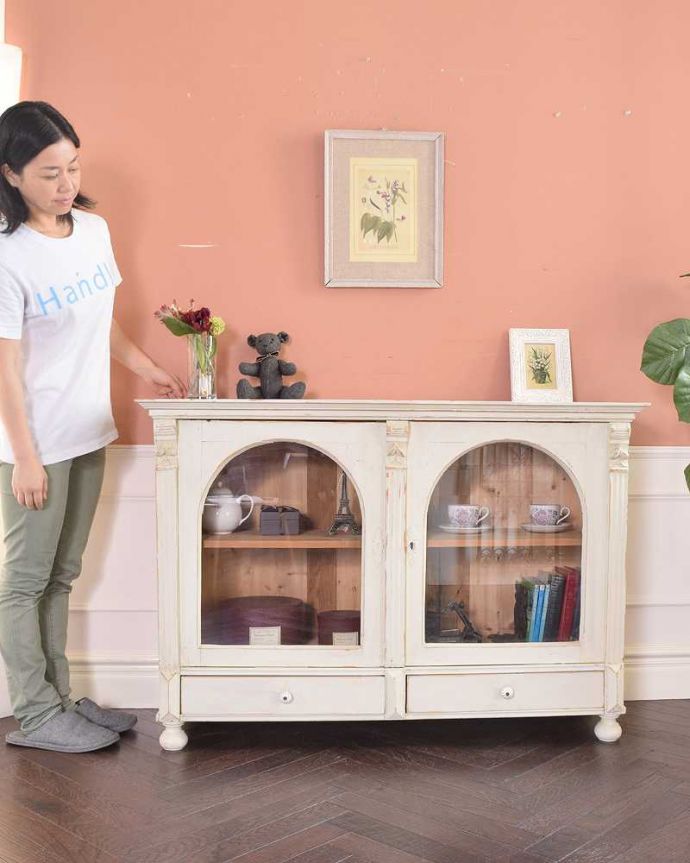 アンティークのキャビネット　アンティーク家具　フランス輸入のアンティーク家具、アーチ型のガラス扉が可愛いペイントキャビネット（白）。フランスらしいペイントのキャビネットお部屋をパッと明るくしてくれるペイントの家具。(z-035-f)