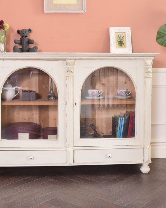 アンティークのキャビネット　アンティーク家具　フランス輸入のアンティーク家具、アーチ型のガラス扉が可愛いペイントキャビネット（白）。ガラス窓から見える雰囲気が可愛いガラス越しに見える中のものは、なんだかとっても可愛く見えちゃう。(z-035-f)