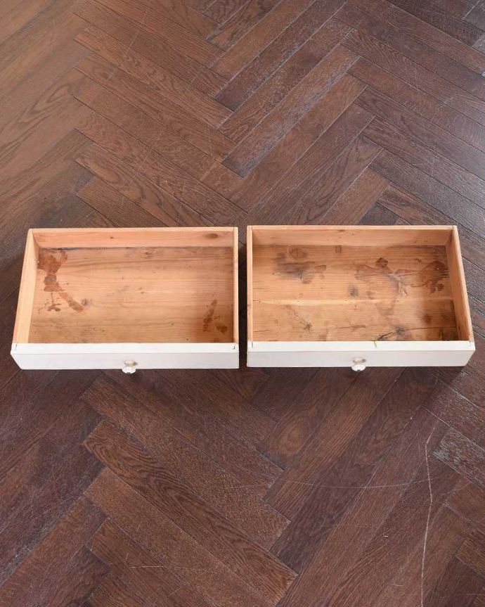 フランス輸入のアンティーク家具、アーチ型のガラス扉が可愛いペイント