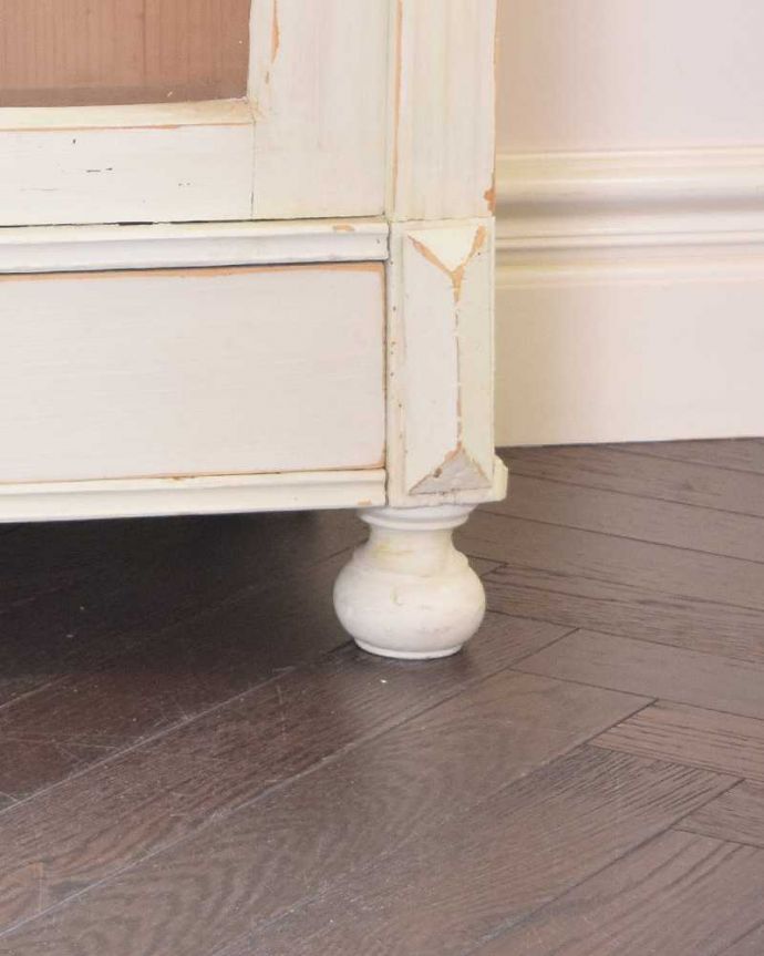 アンティークのキャビネット　アンティーク家具　フランス輸入のアンティーク家具、アーチ型のガラス扉が可愛いペイントキャビネット（白）。玉ねぎ形の脚。(z-035-f)