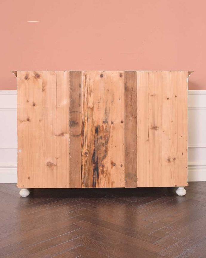 アンティークのキャビネット　アンティーク家具　フランス輸入のアンティーク家具、アーチ型のガラス扉が可愛いペイントキャビネット（白）。アンティークは新品ではないので、もちろん経年変化によるキズはありますが、専門の職人が目立たないようキレイにお直しをしているので、後姿までキレイです。(z-035-f)