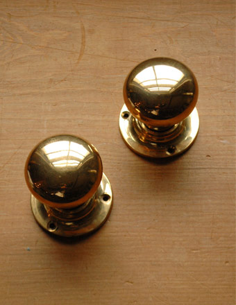 アンティーク風のドアノブ真鍮製ドア取っ手（ゴールド・ラッチ付） (u-820-v)