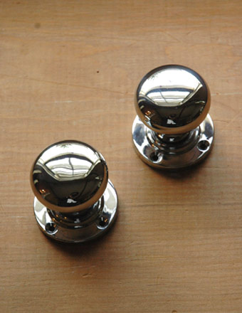 シンプルなデザインの真鍮ドアノブ（ドアの取っ手）（ラッチ付） (u-819-v)
