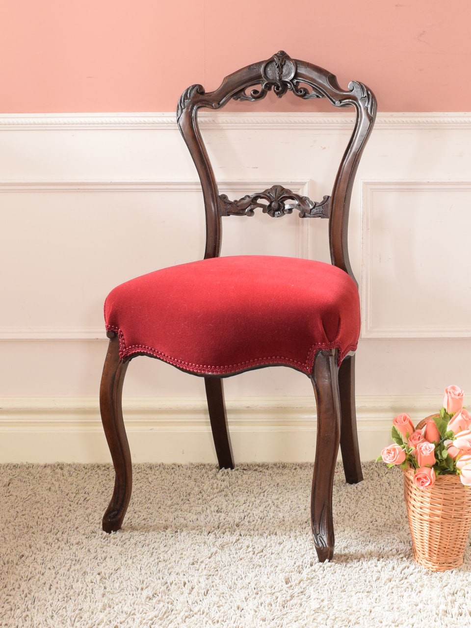 英国アンティークの椅子、背もたれの装飾が美しいバルーンバックチェア (k-1328-c)