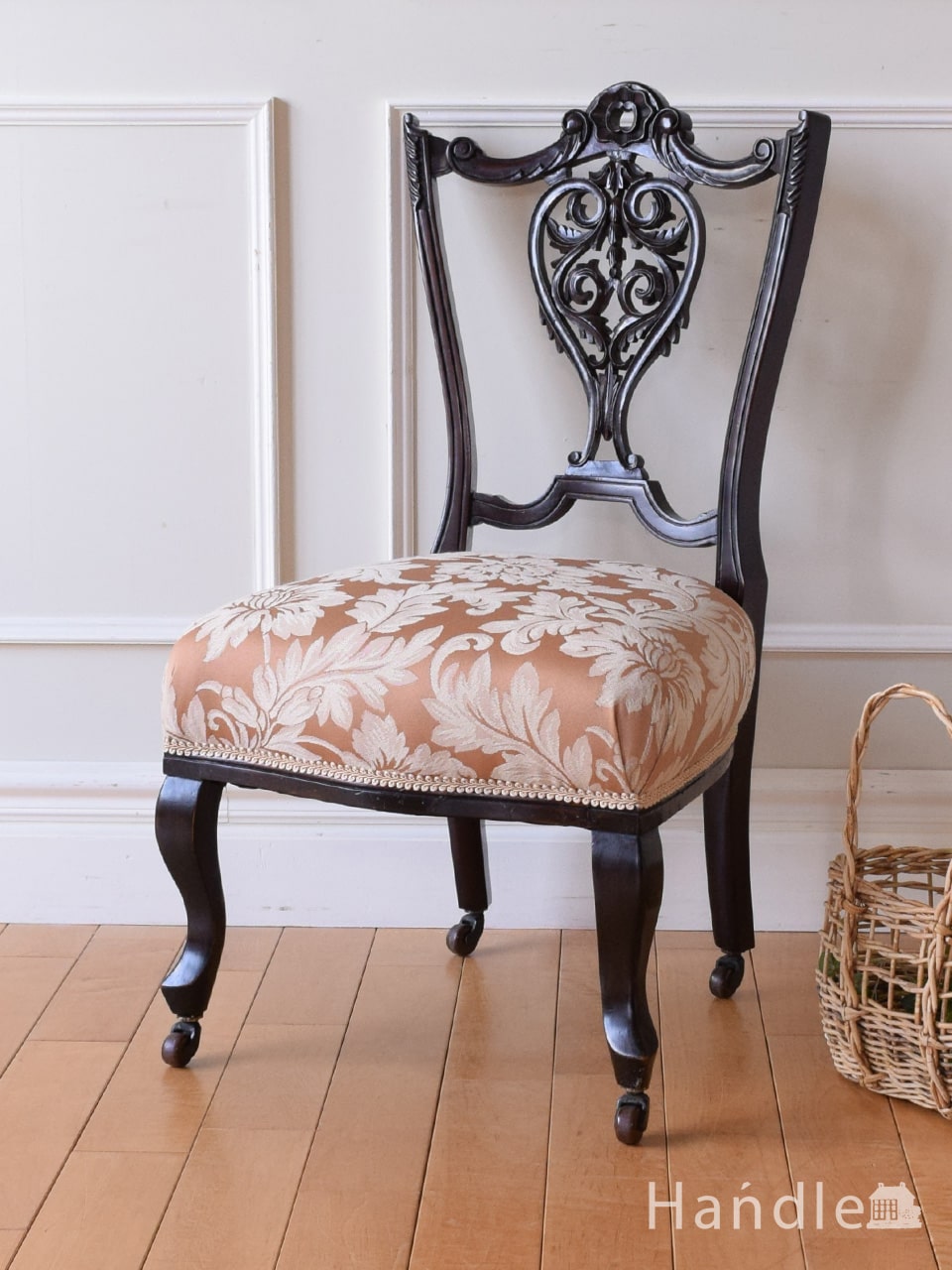 イギリスアンティークの美しい椅子、マホガニー材のナーシングチェア (k-1734-c)