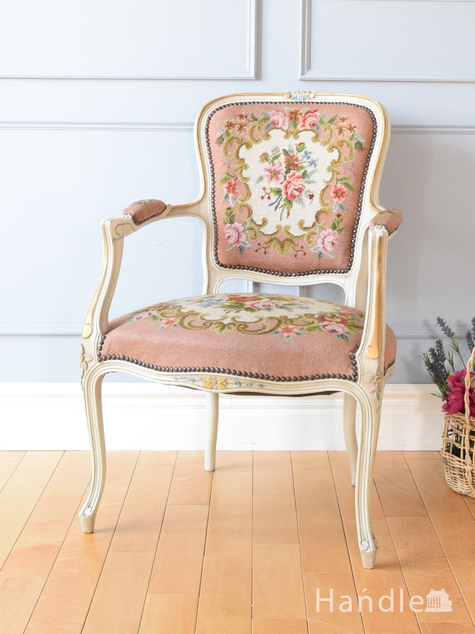 お花のブーケの刺繍が美しいアンティーク椅子、エレガントなプチポワンのアームチェア (j-718-c)