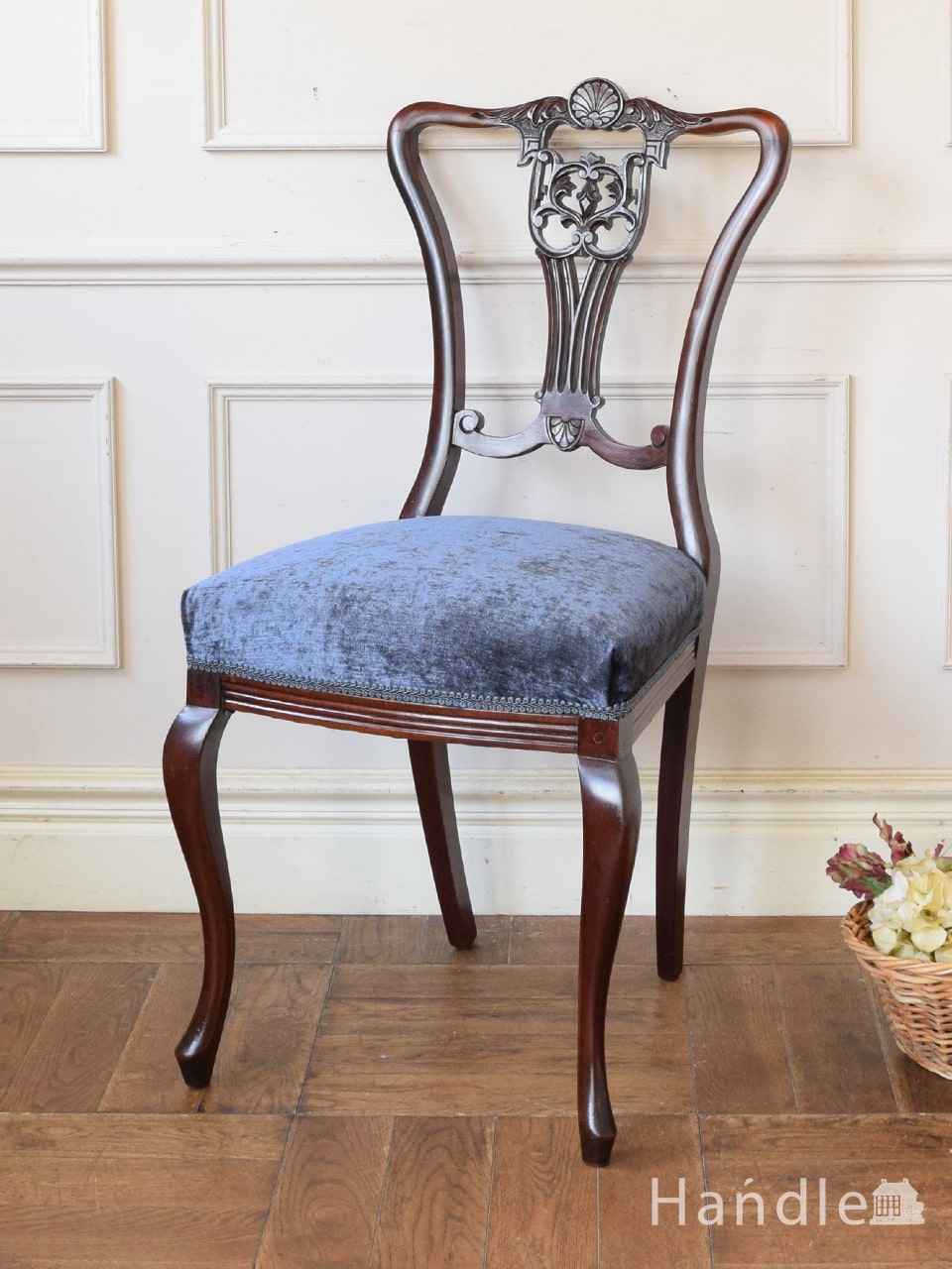 英国のアンティークのサロンチェア、背もたれの透かし彫りが美しいアンティークの椅子 (z-084-c)