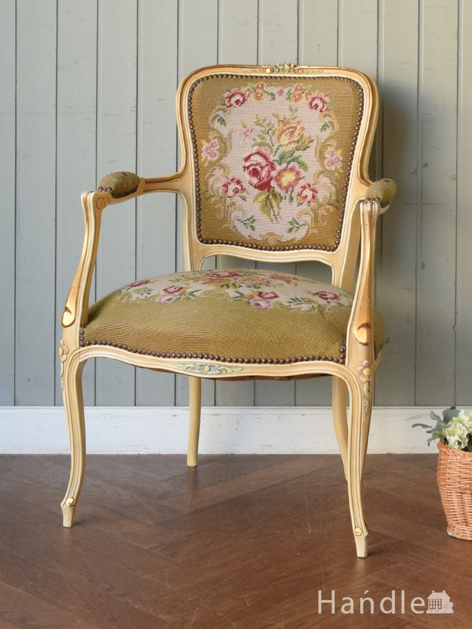 フランス生まれの美しいアンティーク椅子、サロンセットになるプチポワンアームチェア (j-736-c)