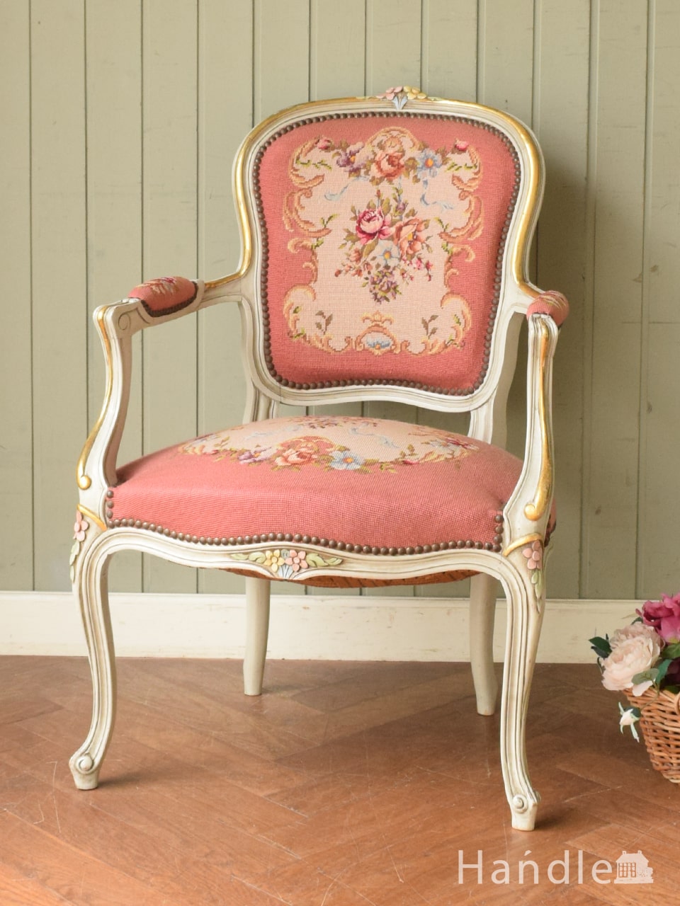 お花のブーケの刺繍が美しいアンティーク椅子、エレガントなプチポワンのアームチェア (j-737-c)