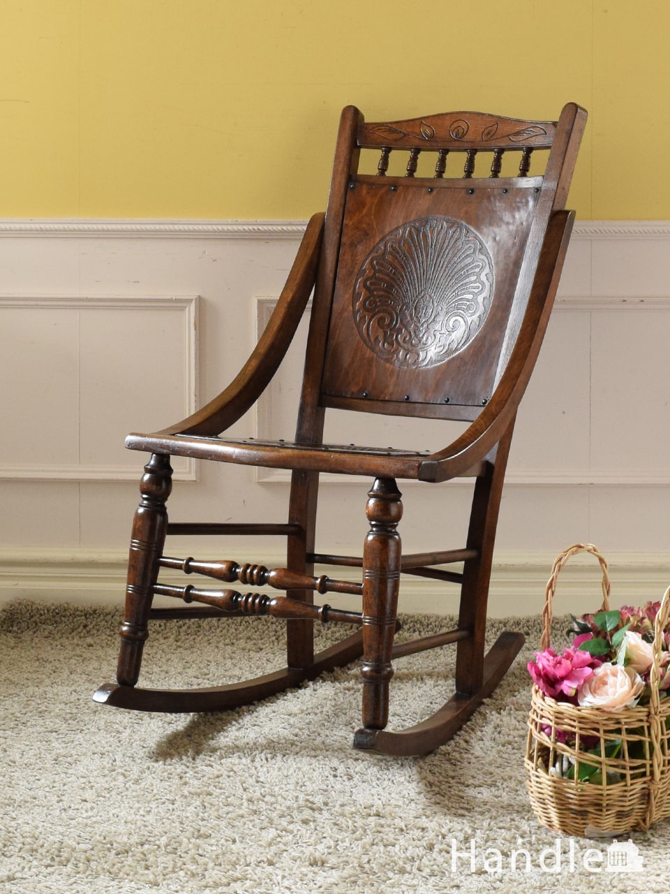 英国アンティークのロッキングチェア、座面と背もたれの模様が美しい揺り椅子 (k-1865-c)