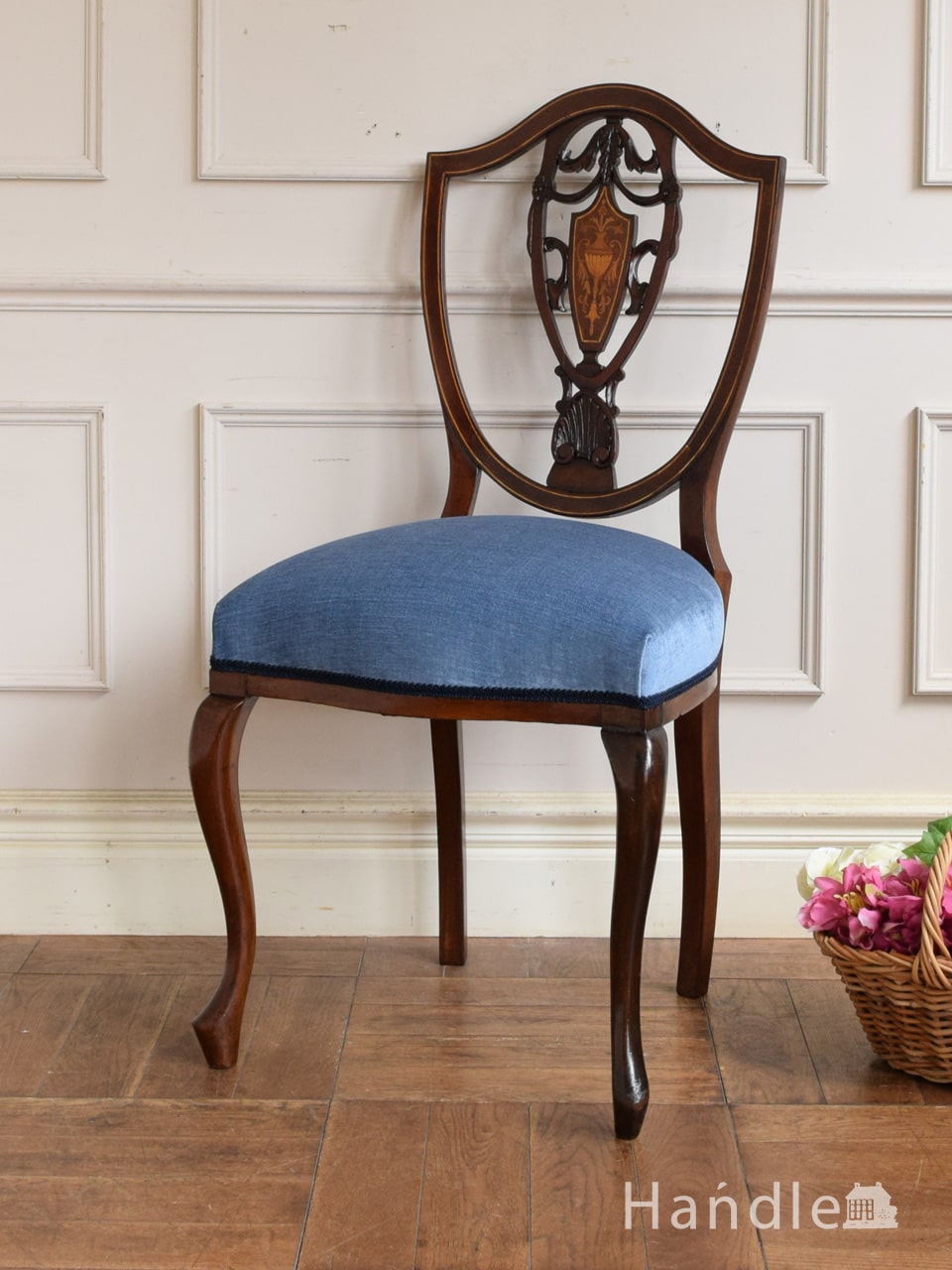 ヘップルホワイトがデザインしたアンティークの椅子、象嵌細工が入った背もたれのヘップルホワイトチェア (q-507-c)