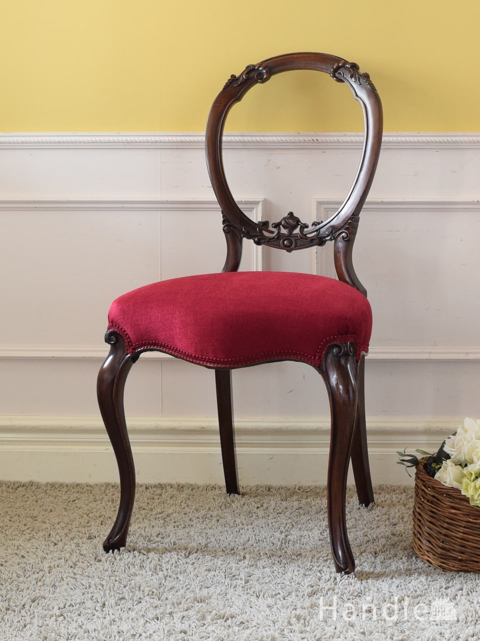英国で見つけたアンティークの椅子、背もたれの装飾が美しいバルーンバックチェア (k-1649-c)