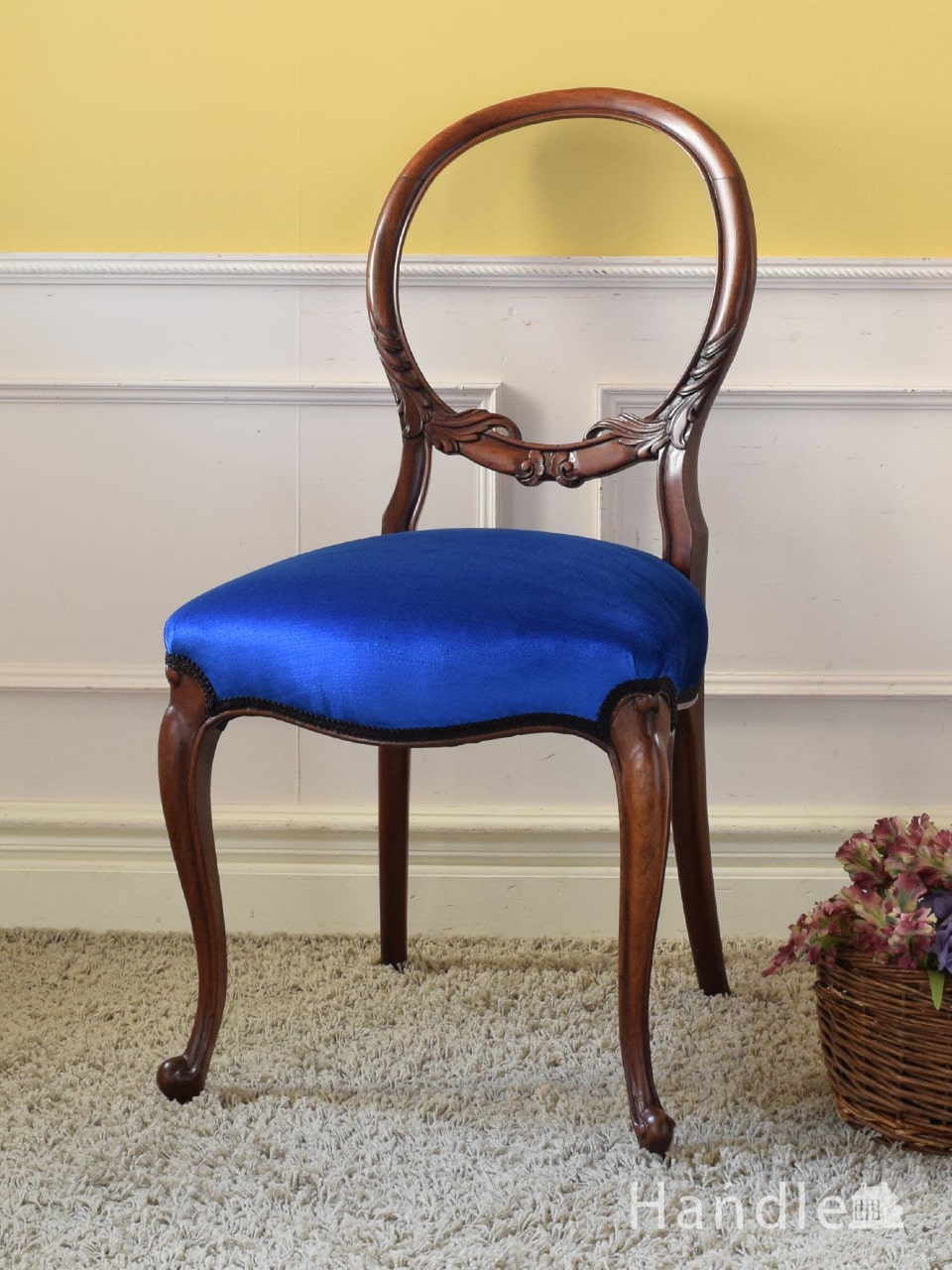 英国アンティークの椅子、背もたれが美しいバルーンバックチェア (q-509-c)