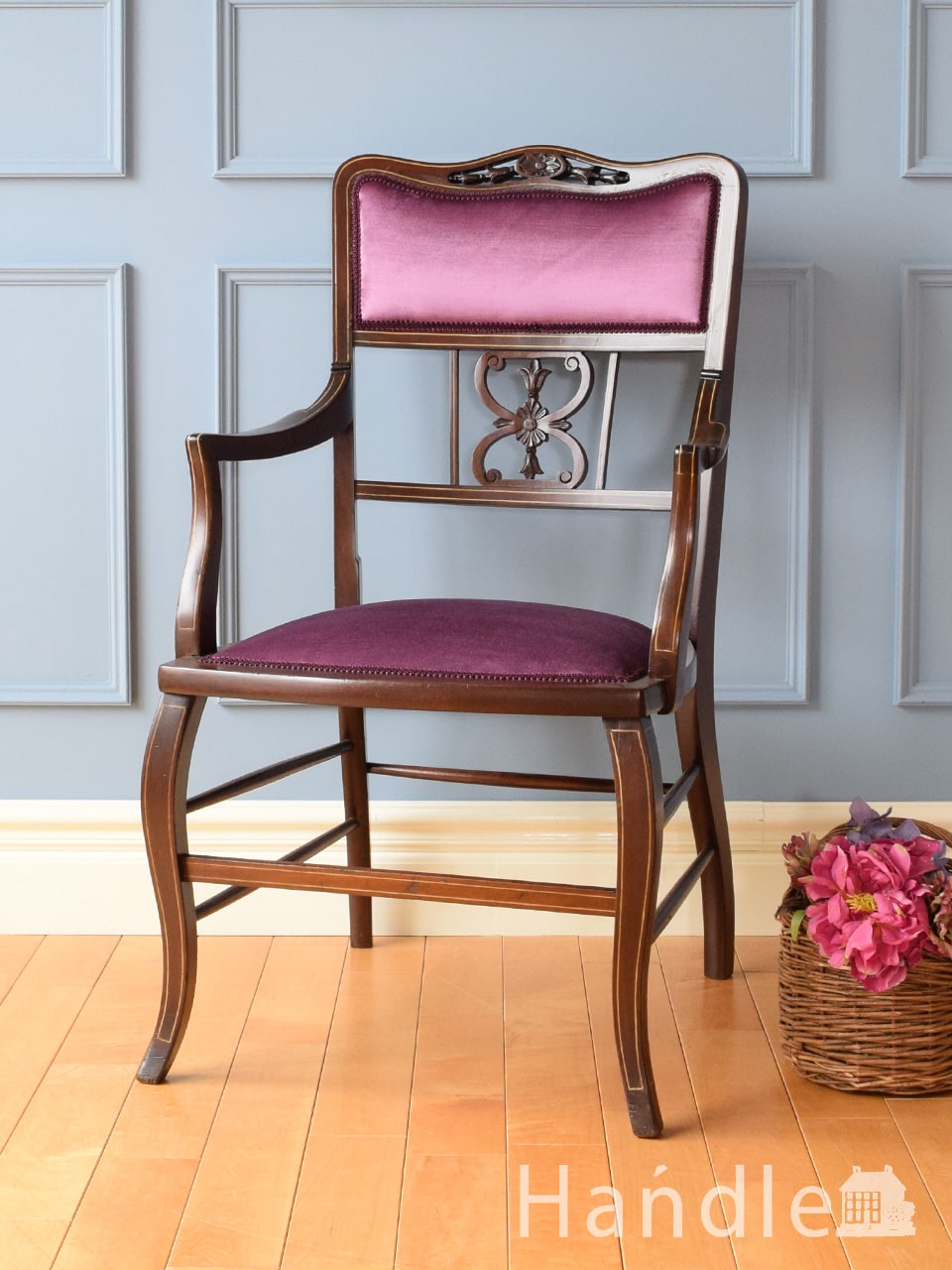 イギリスで見つけた美しいアーム付き椅子、透かし彫りの入ったアンティークサロンチェア (q-519-c)