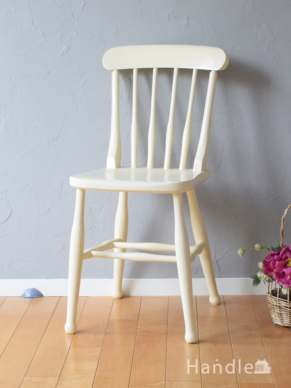 柔らかな色のおしゃれなアンティーク椅子、英国生まれのキッチンチェア　 (d-975-c)
