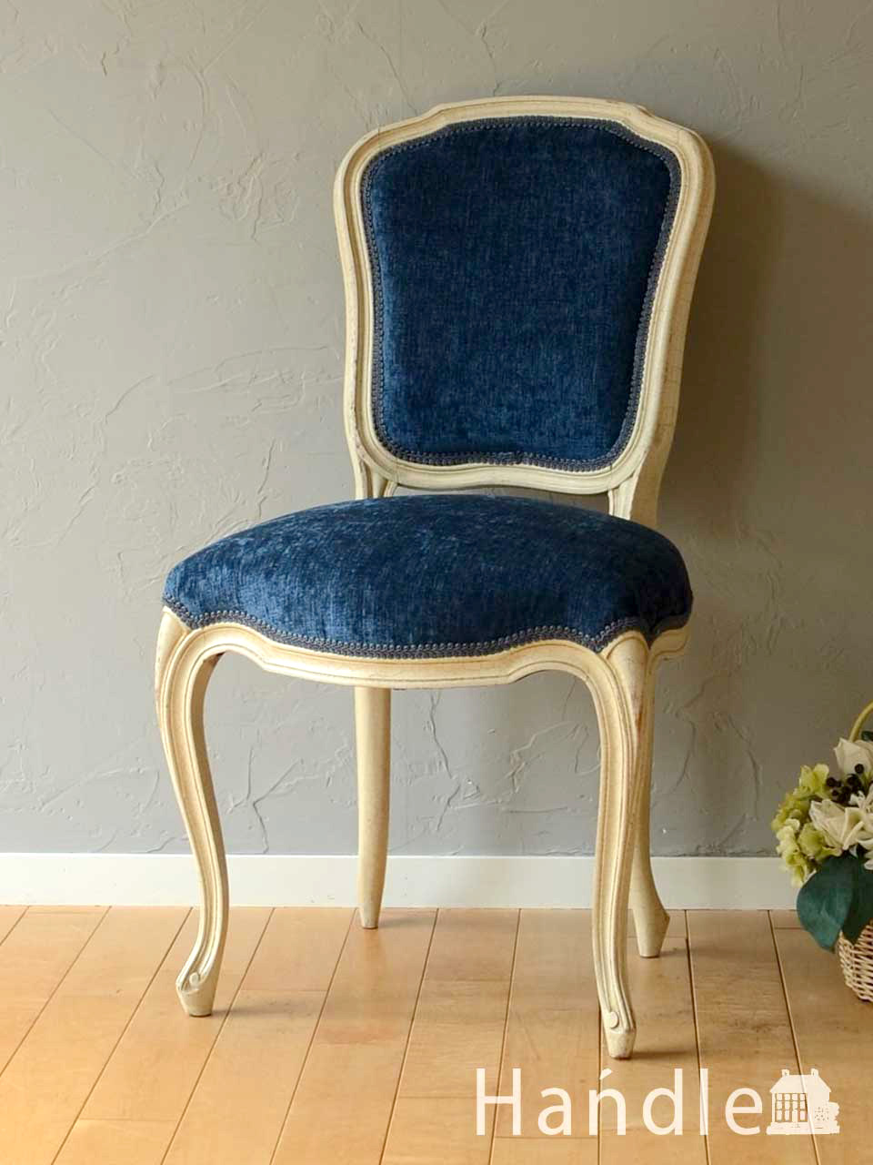 フランスから届いたおしゃれなアンティークの椅子、猫足が美しい白いサロンチェア (z-109-c)
