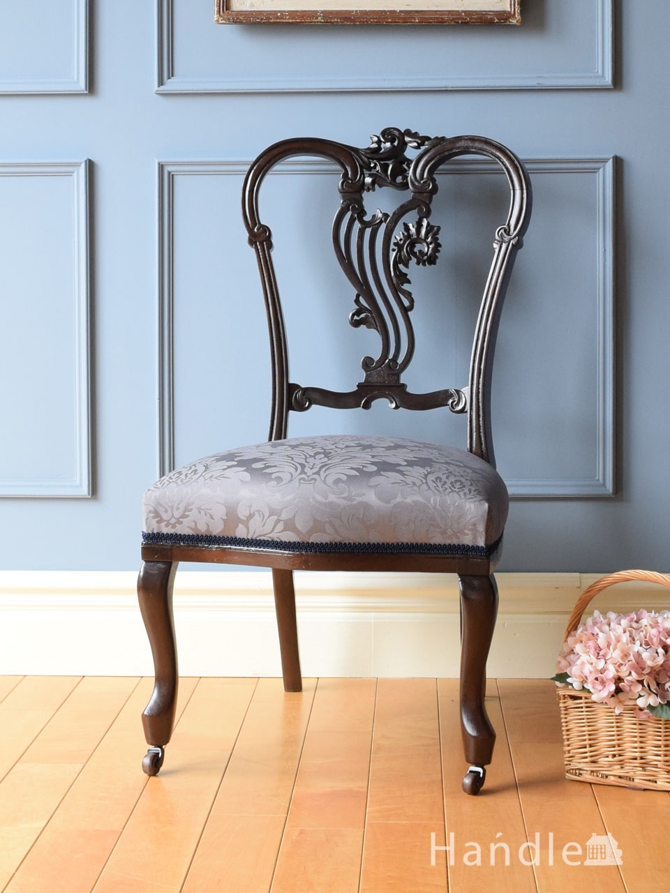 イギリスらしいアンティークの椅子、透かし彫りが美しいナーシングチェア (q-531-c)