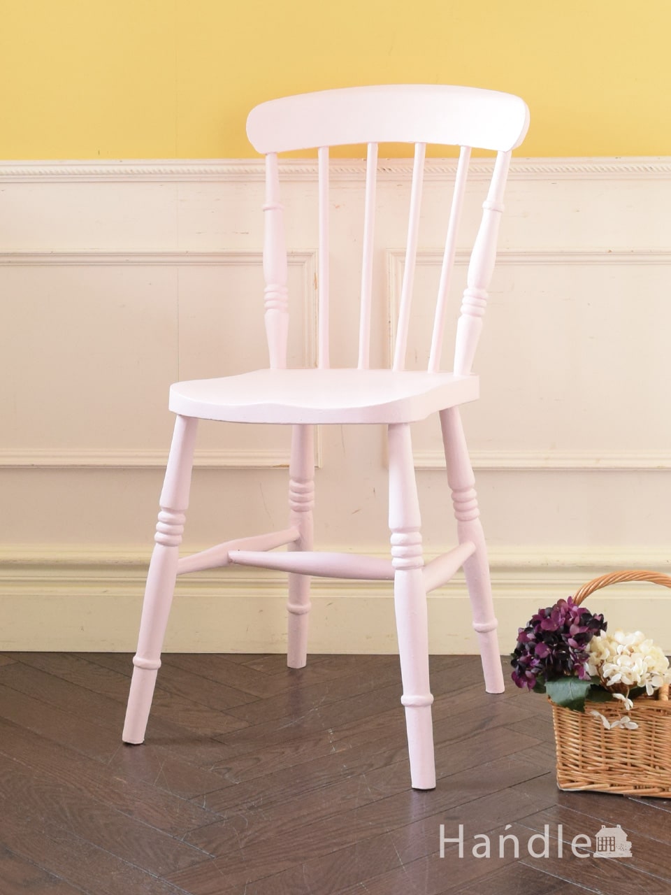 イギリスから届いたアンティークの椅子、ほんのりピンク色に色づいた可愛いキッチンチェア (d-990-c)