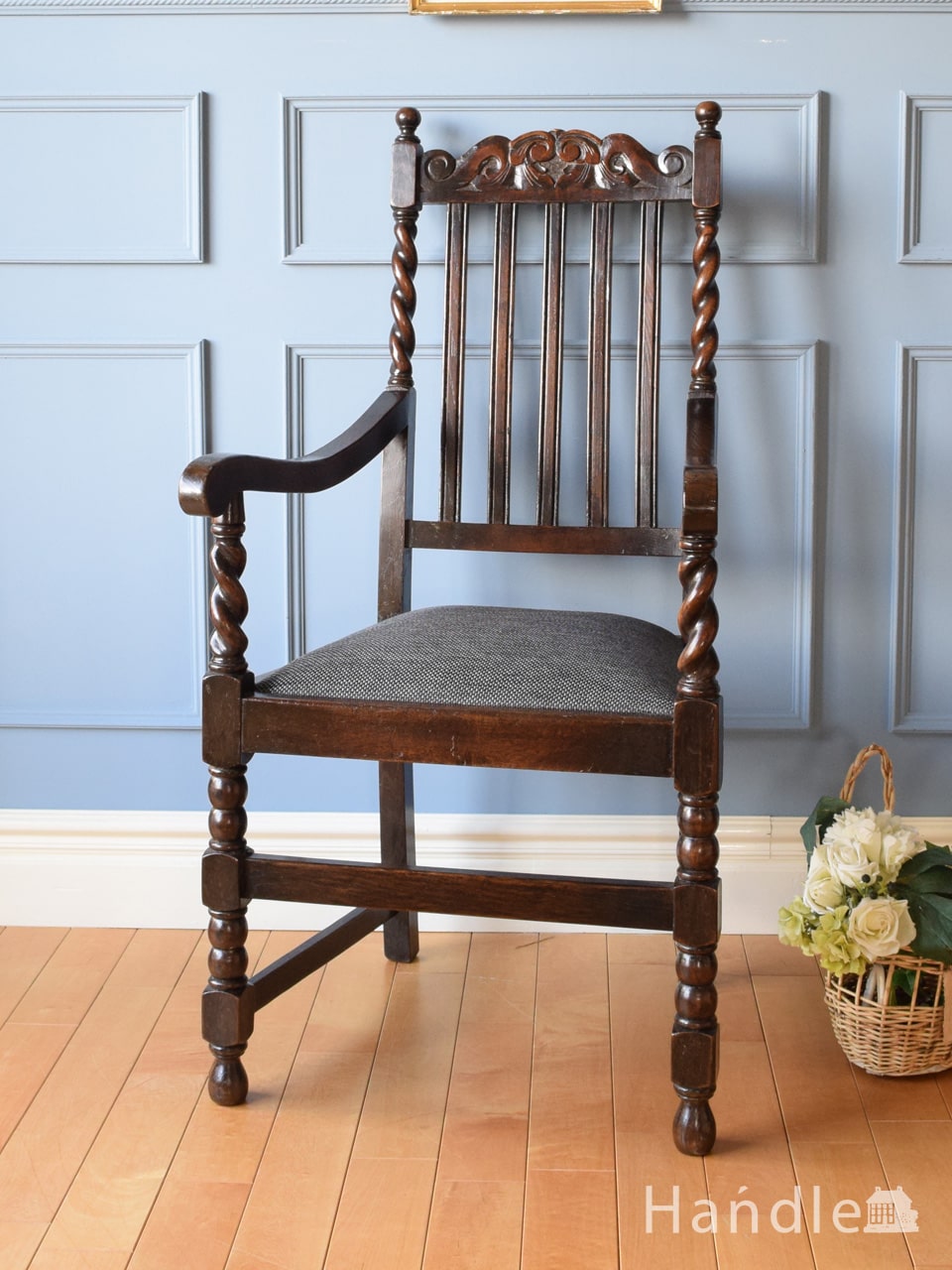 英国アンティークのダイニングチェア、ツイストがおしゃれなオーク材のアーム付き椅子 (k-1898-c)