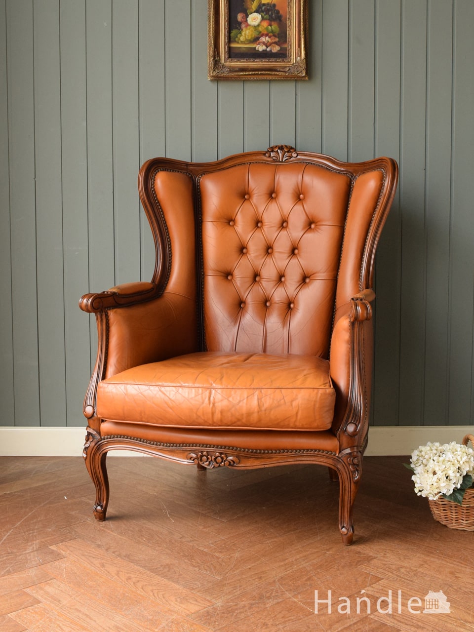 英国アンティークのウィングバックチェア、装飾が美しい一人掛けの椅子 (h-017-c)