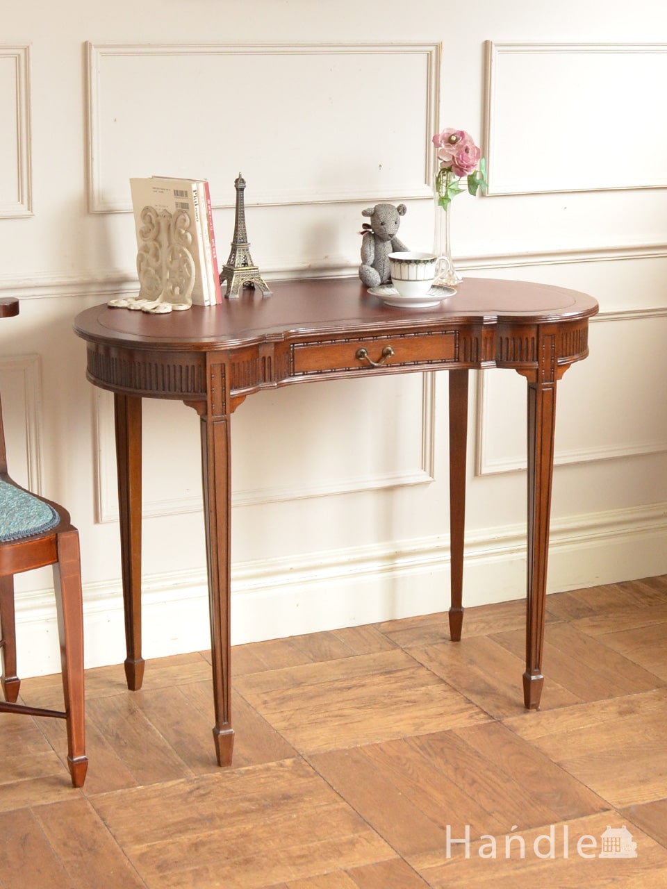 アンティークのサイドテーブル、テーバードレッグが美しいキドニー型のテーブル (q-2395-f)
