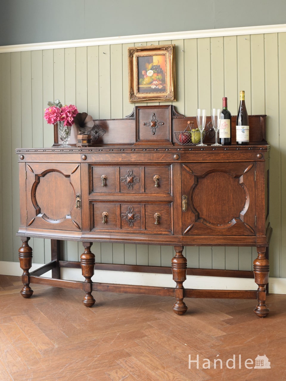 英国アンティークのおしゃれな家具、浮彫が美しいオーク材のサイドボード (k-2968-f)