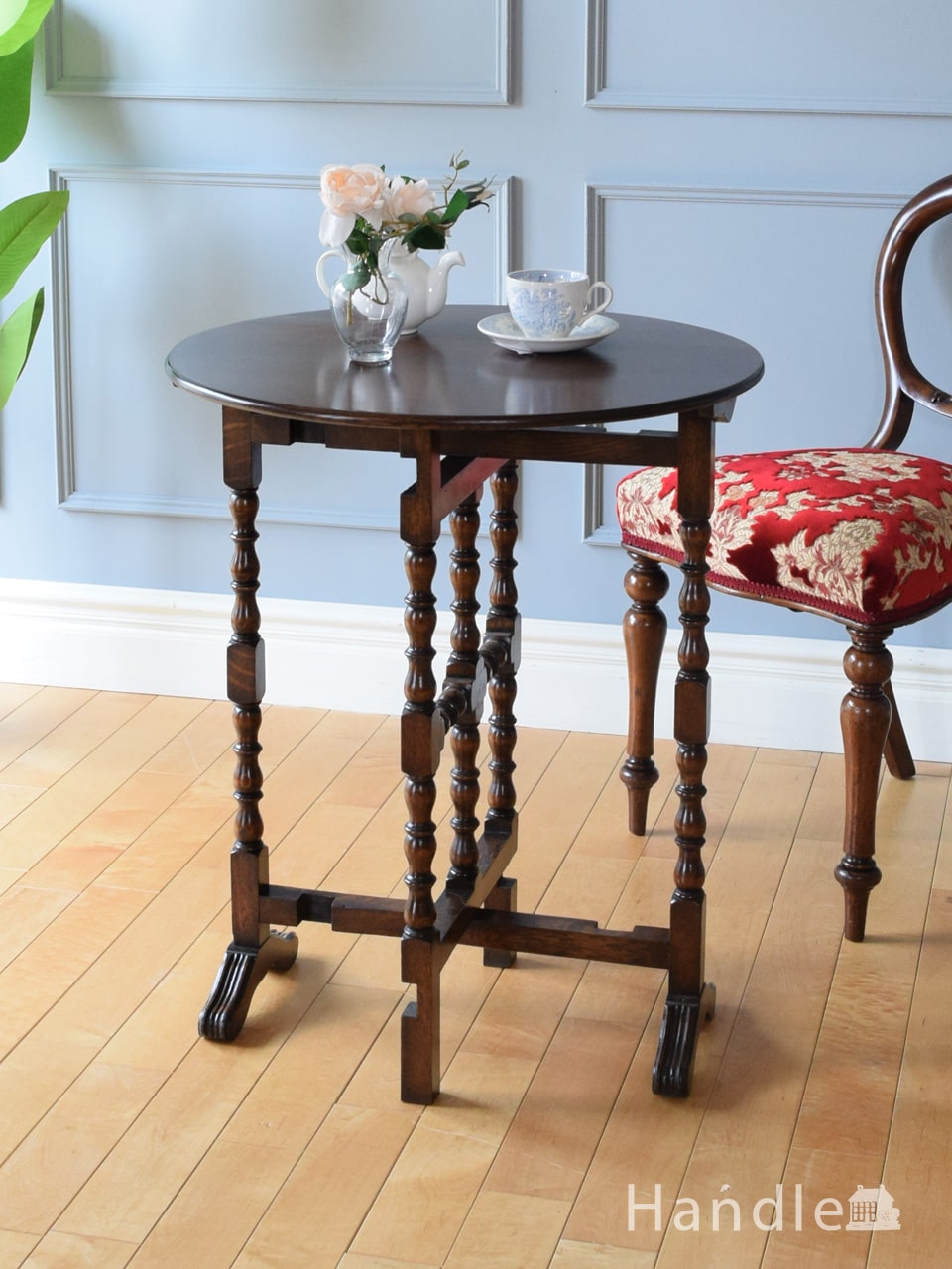英国アンティークの折り畳みテーブル、脚の装飾がキレイなフォールディングテーブル (q-2581-f)