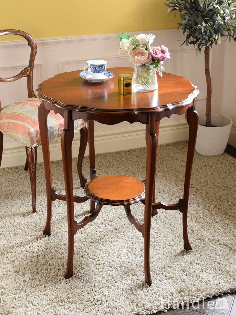 英国のアンティーク家具、マホガニー材の杢目が美しいサイドテーブル (q-2794-f)
