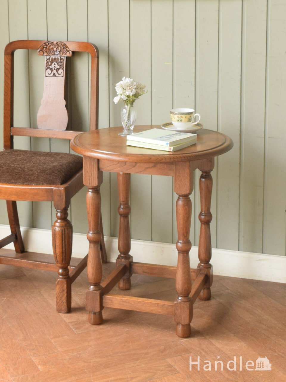 英国から届いた、便利に使えるオシャレなアンティーク家具、挽き物脚が可愛いサイドテーブル (m-823-f)