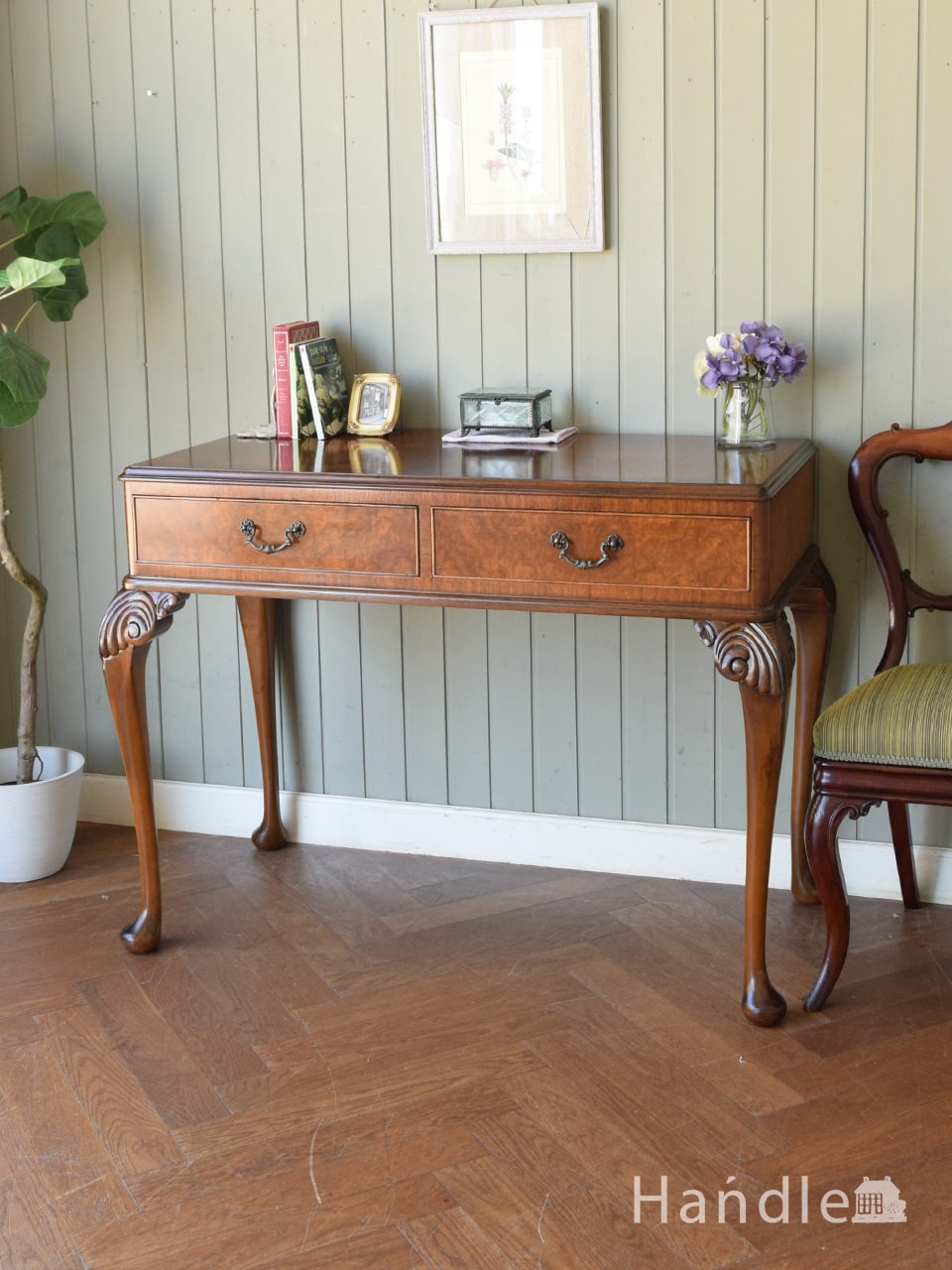 イギリスから届いたウォールナット材の美しい家具、アンティークのホールテーブル (q-2950-f)