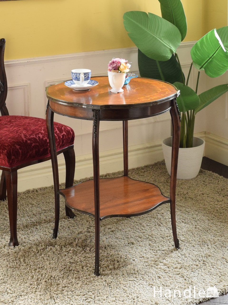 英国から届いたアンティークのサイドテーブル、天板の象嵌が美しいマホガニー材のテーブル (k-3201-f)