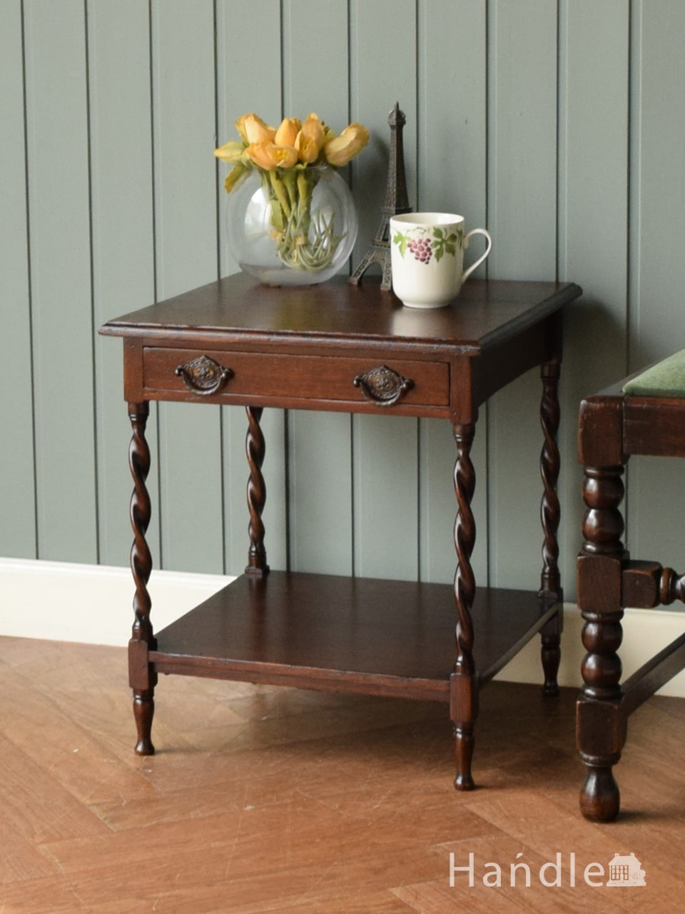 英国から届いたアンティークのおしゃれなサイドテーブル、ツイスト脚が美しいオーク材のサイドチェスト (i-044-f)