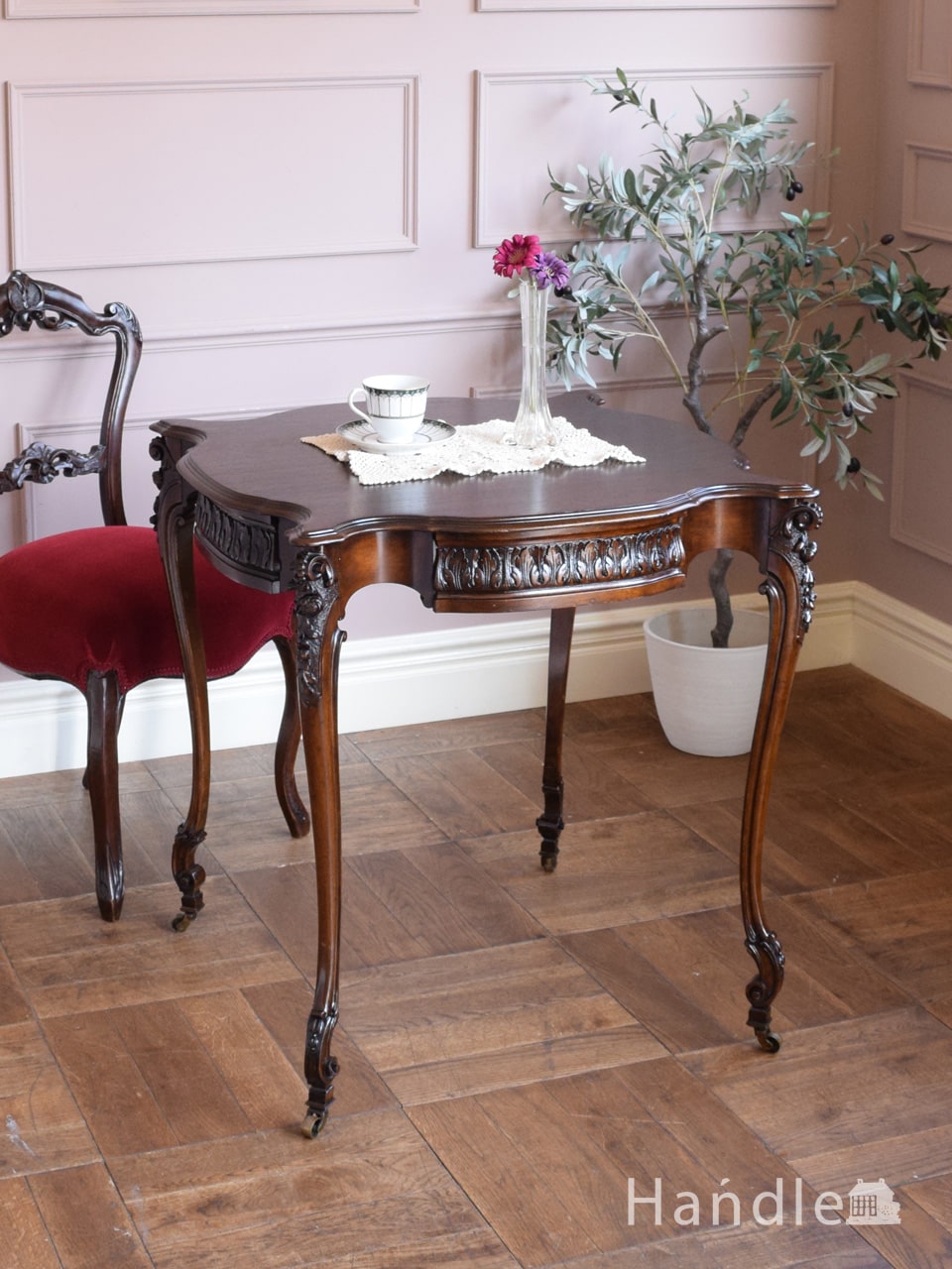イギリスから届いた華やかなアンティークテーブル、猫脚が美しいオケージョナルテーブル (i-096-f)