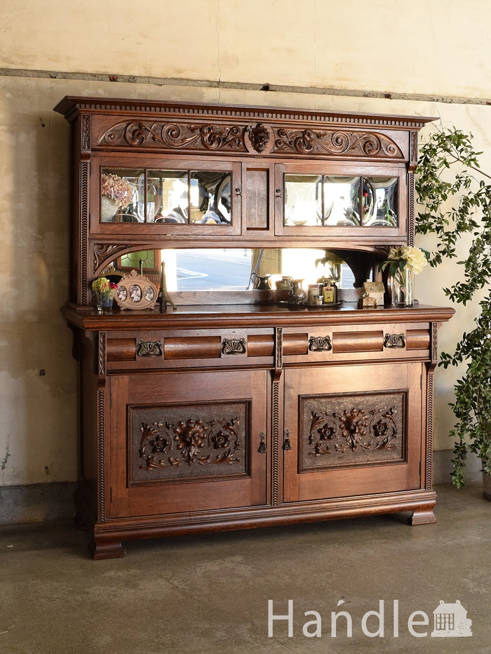 英国から届いたアンティークのキャビネット、彫×アールヌーボーのコラボが美しいオーク材の家具 (k-3090-f)