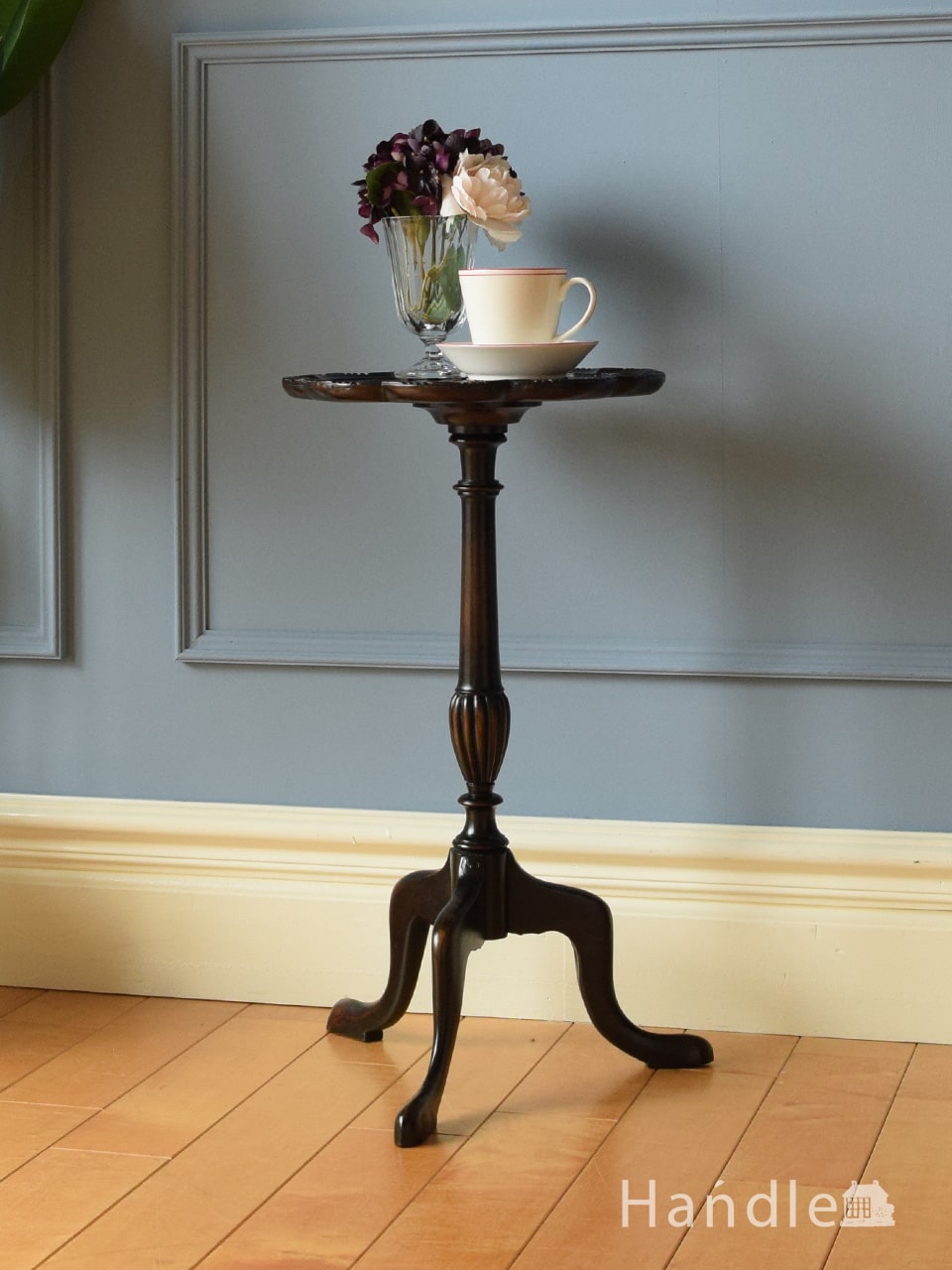 英国から届いたアンティークのサイドテーブル、トライポット脚が魅力的なおしゃれなワインテーブル (q-3172-f)