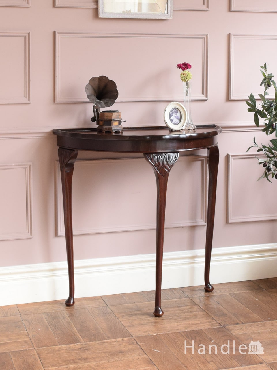 英国から届いたおしゃれなアンティーク飾り台、ハーフムーン型の美しいコンソールテーブル (m-956-f)