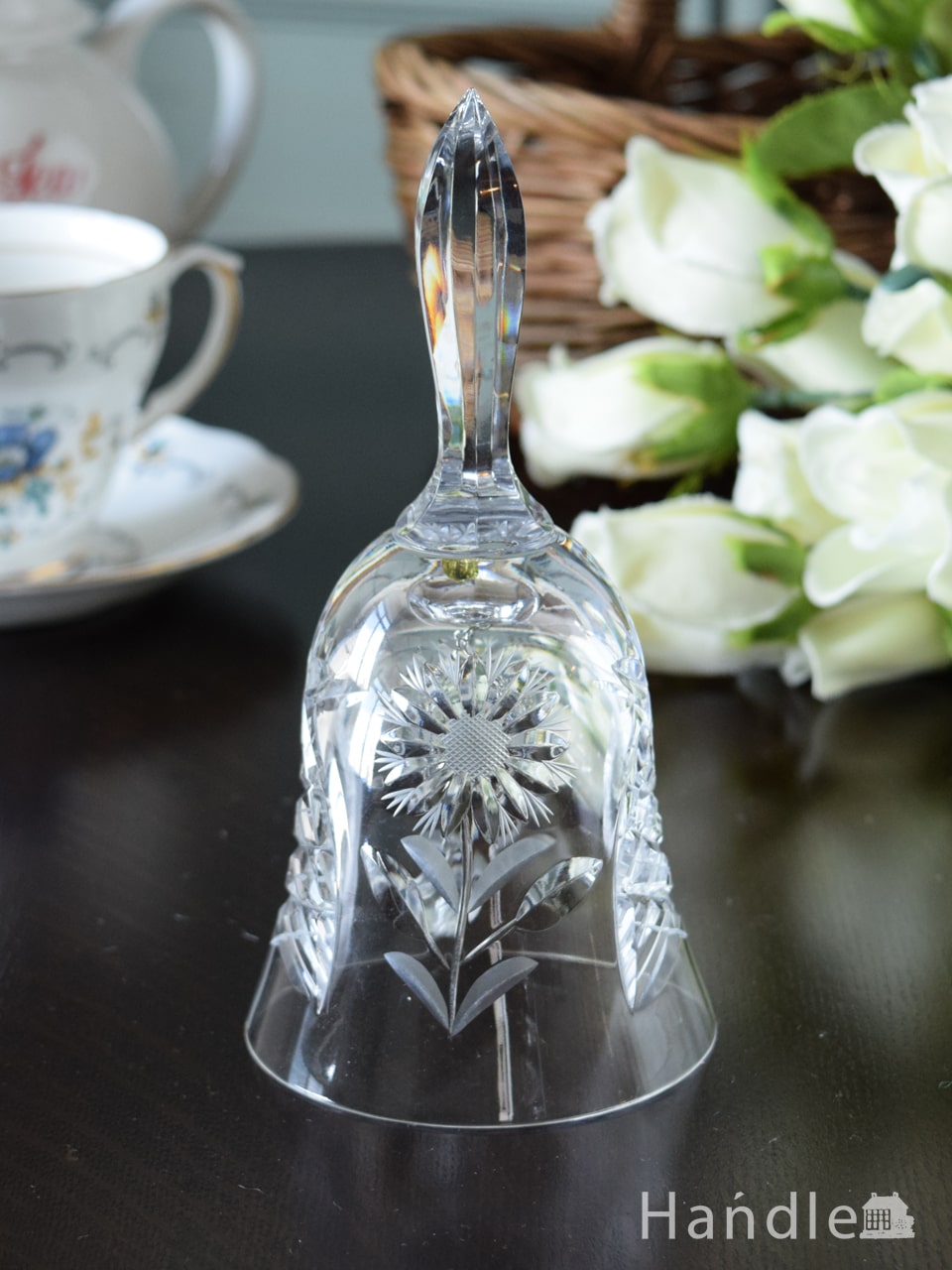 イギリスのアンティークガラス雑貨、ひまわりが咲いた模様の型押しが可愛いプレスドグラスのベル (pg-7229)