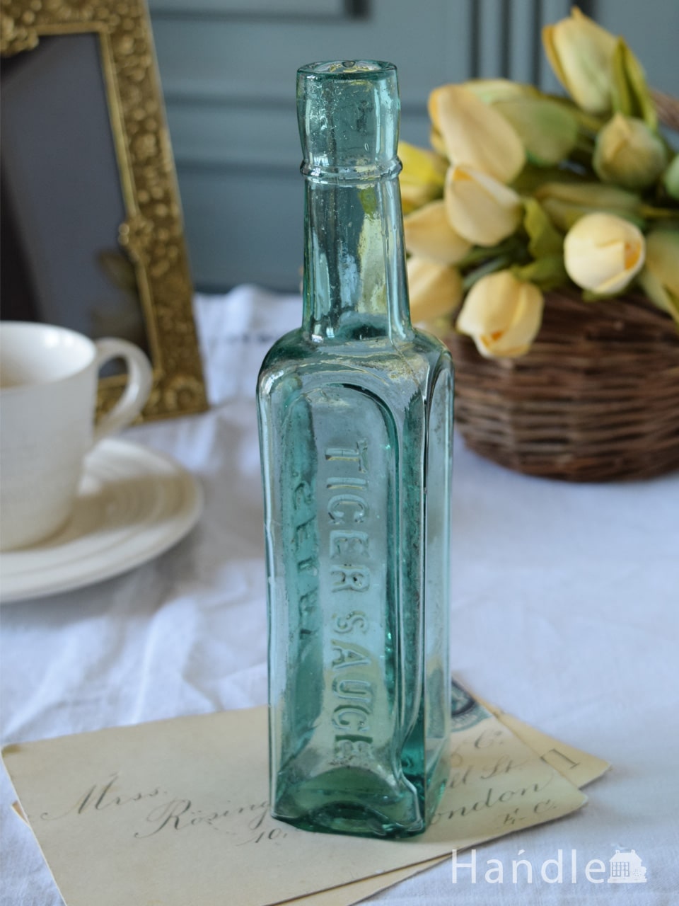 アンティークのおしゃれなガラスボトル、エンボス入りのガラス瓶（TIGAR SAUCE） (m-5381-z)