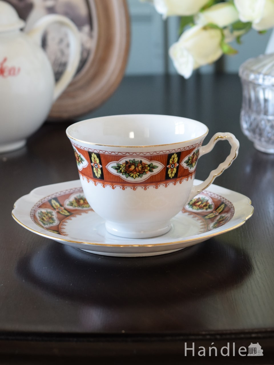 アンティークのおしゃれな食器、小さなお花が描かれたオリエンタルな雰囲気のカップ＆ソーサー (m-4881-z)