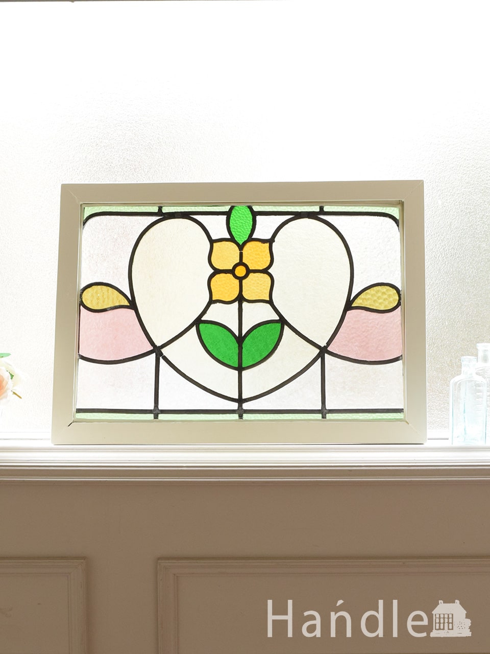 イギリスのアンティークガラス、ハートの形が可愛いお花模様のステンドグラス (g-1402)
